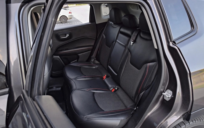 Jeep Compass cena 84900 przebieg: 90000, rok produkcji 2019 z Sochaczew małe 781